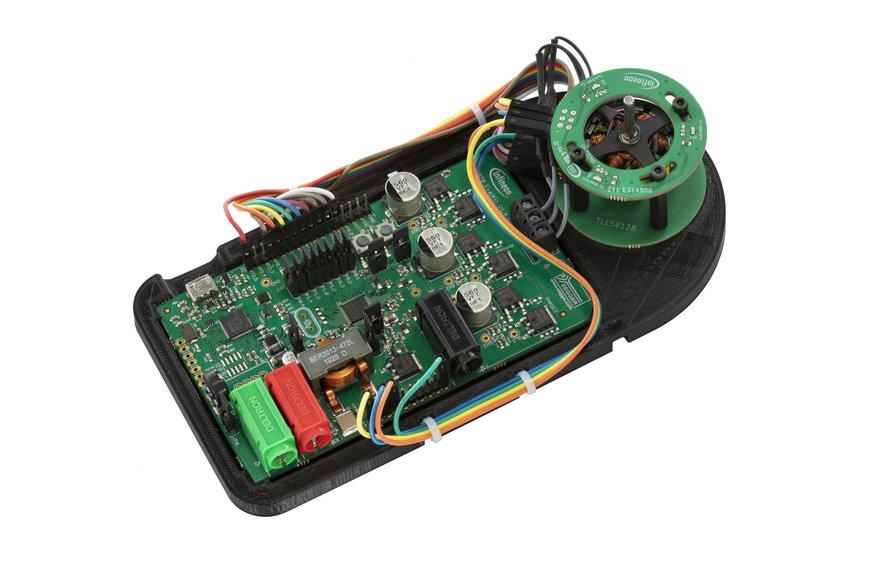 Das MOTIX™ 12-V-Motorsteuerungs-Kit von Infineon mit MOTIX™ Embedded Power und XENSIV™-Sensoren bringt den Motor in Sekundenschnelle in Bewegung